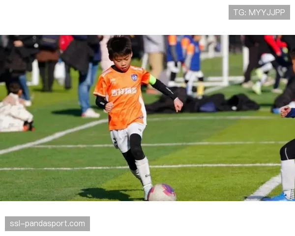 进攻Build Up阶段演变:边后卫内收成三中卫,顺足边锋承担推进工作