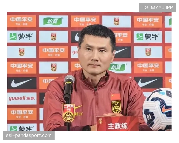 特写：教练席上的紧张时刻，主帅指挥若定